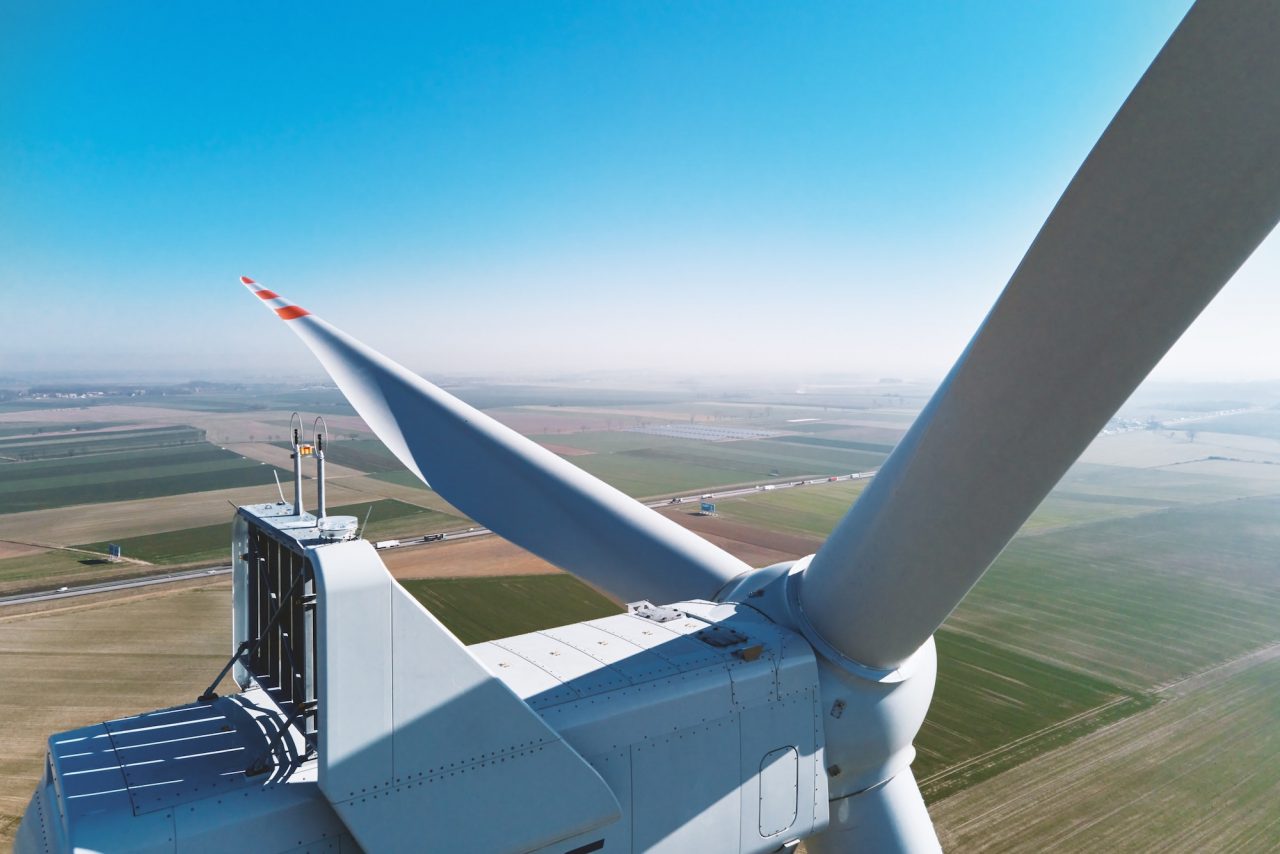 Vista aérea de turbinas eólicas no campo