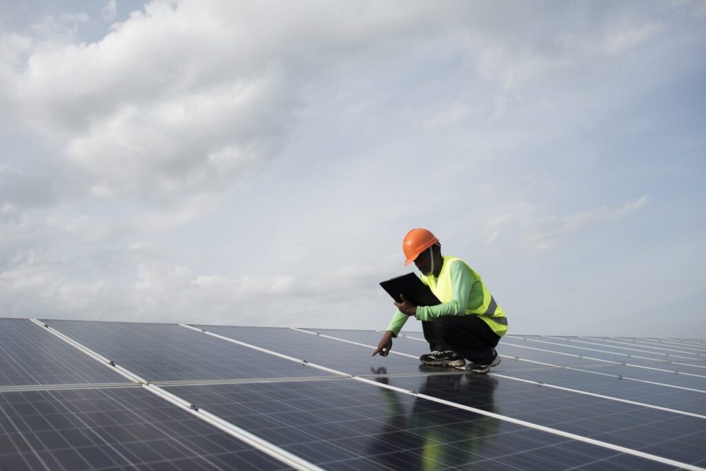 Técnico a verificar a manutenção de painéis solares